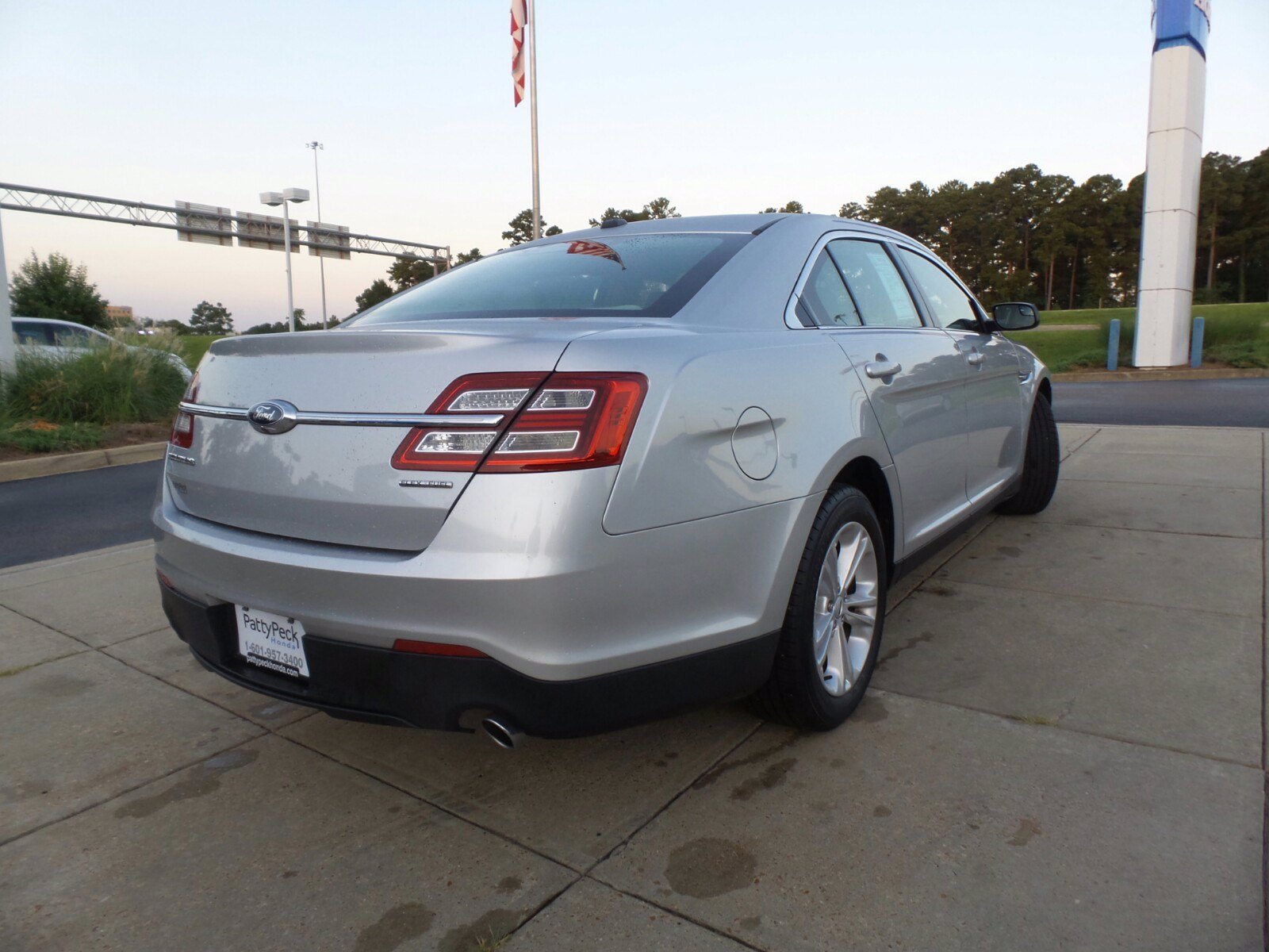 Pre-Owned 2017 Ford Taurus SE FWD 4dr Car